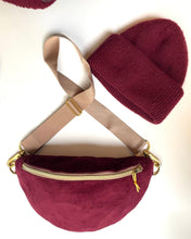 Lade das Bild in den Galerie-Viewer, CATHRIN Bauchtasche Feincord Bordeaux Dead Stock limitierte Edition, Gurtband Beige