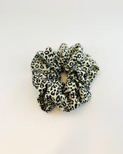 Lade das Bild in den Galerie-Viewer, Kathl Scrunchie, handmade, Leomuster, Grösse L