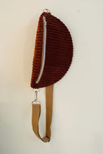 Lade das Bild in den Galerie-Viewer, Bauchtasche samtweicher Breit-Cord Braun mit Silberakzenten handmade