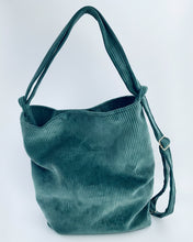 Lade das Bild in den Galerie-Viewer, INA 3-in-1 Rucksacktasche aus flaschengrünem Cord mit verstellbaren Gurten