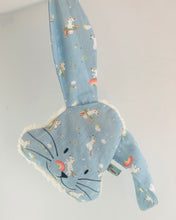 Lade das Bild in den Galerie-Viewer, Kirschkernkissen Hase, Teddystoff, warm, kalt, Hellblau, Einhörner, Regenbogen