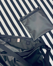 Lade das Bild in den Galerie-Viewer, DIANA 3-in-1 Rucksacktasche Minimalist aus schwarzem wasserabweisendem Regenjackenstoff