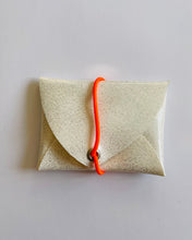 Lade das Bild in den Galerie-Viewer, Mini Geldbeutel Weiß Glitzer kompakt, Minimalistisch, Gummi Orange