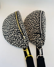 Lade das Bild in den Galerie-Viewer, TRAUDL Bauchtasche Jacquard abstraktes Leopardenmuster Schwarz-Creme handmade