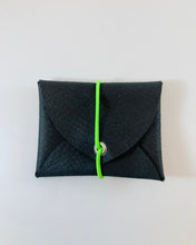 Lade das Bild in den Galerie-Viewer, Mini Geldbeutel, Schwarz, Minimalistisch, Gummiband Neon Grün