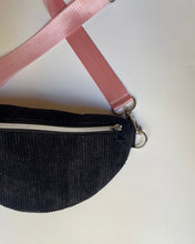 Lade das Bild in den Galerie-Viewer, MICHA Bauchtasche Schwarz getragen als Crossbody-Bag