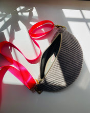 Lade das Bild in den Galerie-Viewer, NICKI Bauchtasche Cord Taupe mit Gold-Metallakzenten, abnehmbarer Gurt in Pink