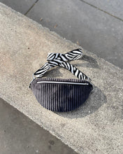 Lade das Bild in den Galerie-Viewer, VIKTORIA Bauchtasche samtweicher Breit-Cord Anthrazit 10mm mit Silberakzenten handmade, Gurt Zebra