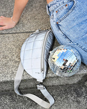 Lade das Bild in den Galerie-Viewer, CLAUDIA BUMBAG