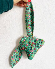 Lade das Bild in den Galerie-Viewer, Kirschkernkissen Hase, Teddystoff, warm, kalt, Grün, Blumen Bunt