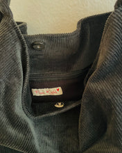 Lade das Bild in den Galerie-Viewer, INGE 3-in-1 Rucksacktasche aus dunkelgrün-schwarzem Feincord mit verstellbaren Gurten