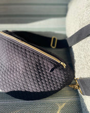 Lade das Bild in den Galerie-Viewer, SYLVIE Bauchtasche 3D-Rautenmuster Schwarz Quilted, Gold, Detailaufnahme