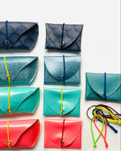 Lade das Bild in den Galerie-Viewer, Mini Geldbeutel Blau & Mintgrün & Koralle Glitzer, Muschelmuster minimalistisch kompakt