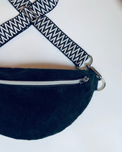 Lade das Bild in den Galerie-Viewer, INGE Bauchtasche Feincord Schwarzgrün mit Silberakzenten