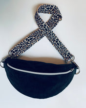 Lade das Bild in den Galerie-Viewer, INGE Bauchtasche Feincord Schwarzgrün mit Silberakzenten, Gurtband in Beige-Leo