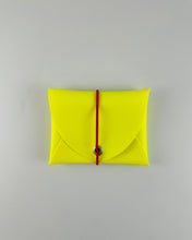 Lade das Bild in den Galerie-Viewer, Mini Geldbeutel Neongelb