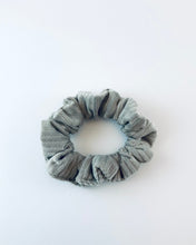 Lade das Bild in den Galerie-Viewer, Mathilda Scrunchie, Samt Cord Grau, Grösse S