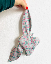 Lade das Bild in den Galerie-Viewer, Kirschkernkissen Hase, Teddystoff, warm, kalt, Rosa, Blau ,Mint Blumen