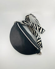 Lade das Bild in den Galerie-Viewer, MAREIKE Bauchtasche Lederimitat Grauschwarz Silber Akzente, Zebra Gurt