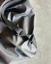 Lade das Bild in den Galerie-Viewer, DIANA 3-in-1 Rucksacktasche Minimalist aus schwarzem wasserabweisendem Regenjackenstoff