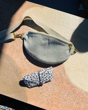 Lade das Bild in den Galerie-Viewer, ELISA Bauchtasche fester Cord Mintgrün handmade, Leopard Brillenetui