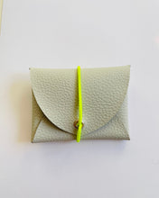 Lade das Bild in den Galerie-Viewer, Mini Geldbeutel, Minimalistisch, Creme, Gummiband Neongelb, Vegan, Kunstleder