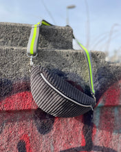 Lade das Bild in den Galerie-Viewer, VIKTORIA BUMBAG - Cord