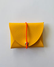 Lade das Bild in den Galerie-Viewer, Mini Geldbeutel Sonnengelb, minimalistisch, Mix & Match, Gummiband Orange