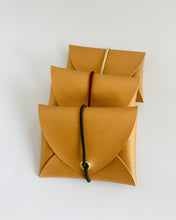 Lade das Bild in den Galerie-Viewer, MiniGeldbeutel, Beige, minimalistisch, ein Fach, wechselbaren Gummiband