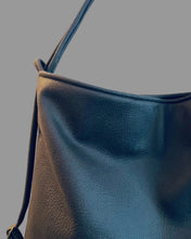 Lade das Bild in den Galerie-Viewer, MAREIKE 3-in-1 Rucksacktasche aus schwarzem Lederimitat mit verstellbaren Gurten