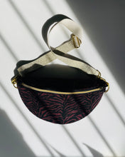 Lade das Bild in den Galerie-Viewer, Kerstin Bauchtasche Zebra Bordeauxe-Schwarz, Palmen