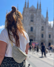 Lade das Bild in den Galerie-Viewer, TINA Bauchtasche Jacquard Blätter-Muster Mint-Beige handmade