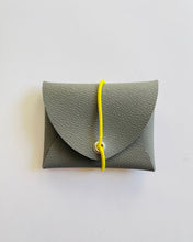 Lade das Bild in den Galerie-Viewer, Mini Geldbeutel Hellgrau, Minimalistisch, Gummiband Gelb