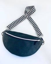 Lade das Bild in den Galerie-Viewer, MAREIKE Bauchtasche Lederimitat Grauschwarz Silber und Gold Akzente