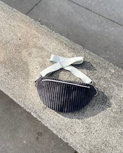 Lade das Bild in den Galerie-Viewer, VIKTORIA BUMBAG - Cord