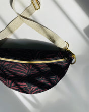 Lade das Bild in den Galerie-Viewer, Kerstin Bauchtasche Zebra Bordeauxe-Schwarz, Palmen