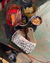 Lade das Bild in den Galerie-Viewer, EMMA Brillenetui mit weißem Leomuster aus veganem Lederimitat