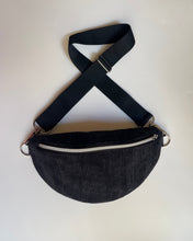Lade das Bild in den Galerie-Viewer, MICHA Bauchtasche Schwarz getragen als Crossbody-Bag, Silber