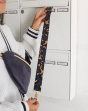 Lade das Bild in den Galerie-Viewer, AKI BUMBAG - Samt