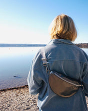Lade das Bild in den Galerie-Viewer, ELFI Bauchtasche Silber wetterfest mit Gurt Silber Glitzer, handmade limitiert