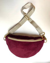 Lade das Bild in den Galerie-Viewer, CATHRIN Bauchtasche Feincord Bordeaux Dead Stock limitierte Edition