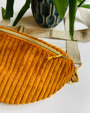 Lade das Bild in den Galerie-Viewer, LEONIE BUMBAG - Cord