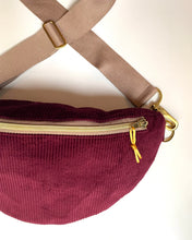 Lade das Bild in den Galerie-Viewer, CATHRIN Bauchtasche Feincord Bordeaux Dead Stock limitierte Edition, Gurtband Beige