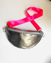 Lade das Bild in den Galerie-Viewer, ELFI Bauchtasche glatter silberner Stoff regen- und schmutzabweisend