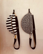 Lade das Bild in den Galerie-Viewer, TRAUDL Bauchtasche Jacquard abstraktes Leopardenmuster Schwarz-Creme, streifen