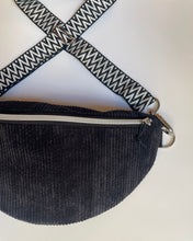 Lade das Bild in den Galerie-Viewer, MICHA Bauchtasche Schwarz getragen als Crossbody-Bag