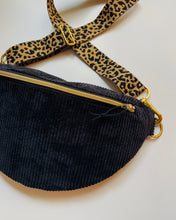 Lade das Bild in den Galerie-Viewer, MICHA Bauchtasche Schwarz getragen als Crossbody-Bag