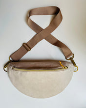 Lade das Bild in den Galerie-Viewer, Mia Bauchtasche Beige Wildleder Optik, Lederimitat, Gurtband Beige
