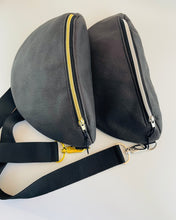Lade das Bild in den Galerie-Viewer, MAREIKE Bauchtasche Lederimitat Grauschwarz Silber und Gold Akzente