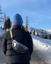 Lade das Bild in den Galerie-Viewer, ELFI Bauchtasche Silber wetterfest mit reflektierendem Gurt handmade limitiert